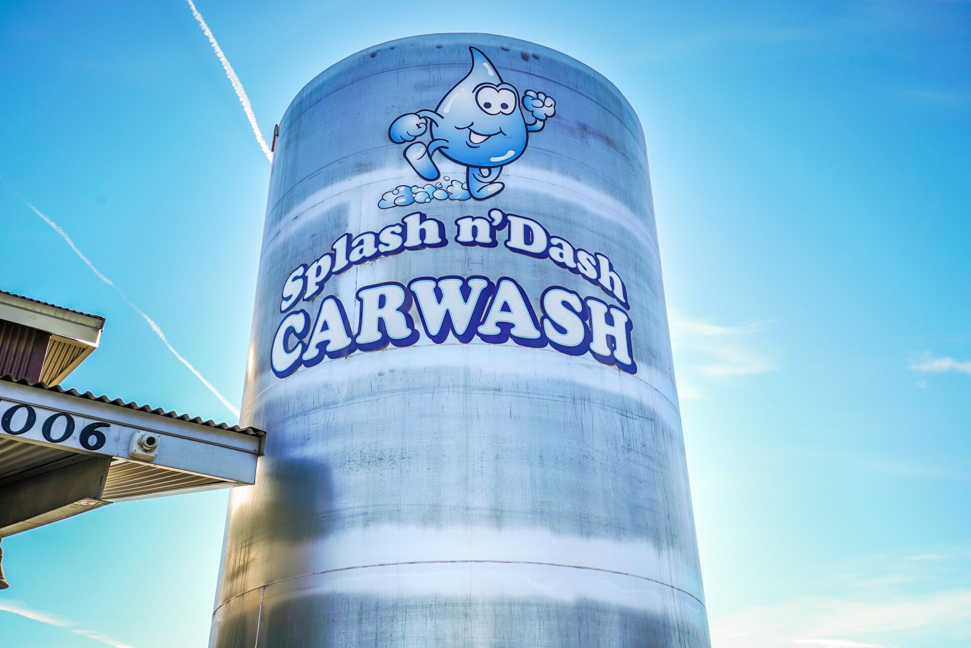 Water tank with Splash n’ Dash Carwash logo